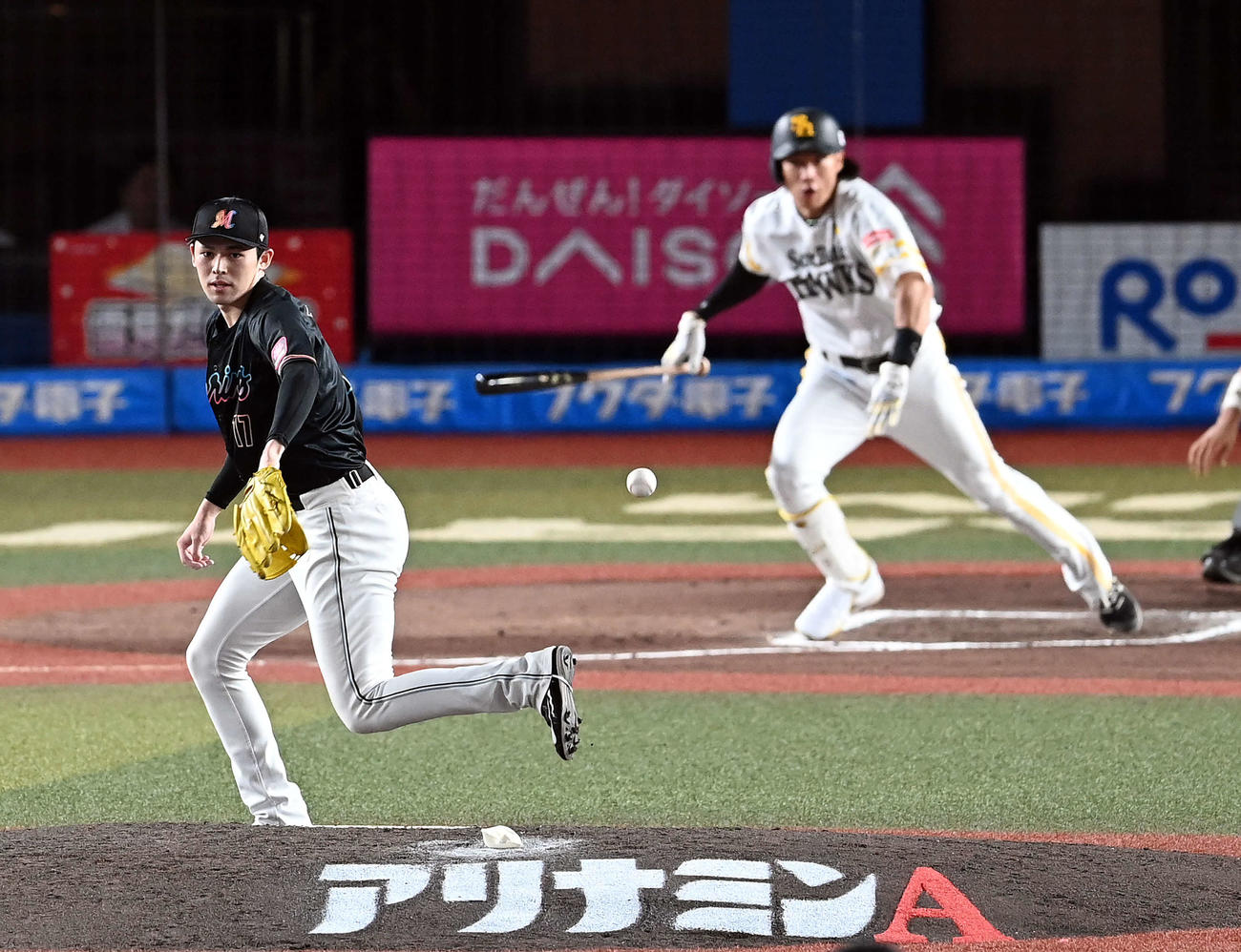 ロッテ対ソフトバンク　6回表ソフトバンク無死、柳田を遊ゴロに仕留める佐々木朗（撮影・たえ見朱実）