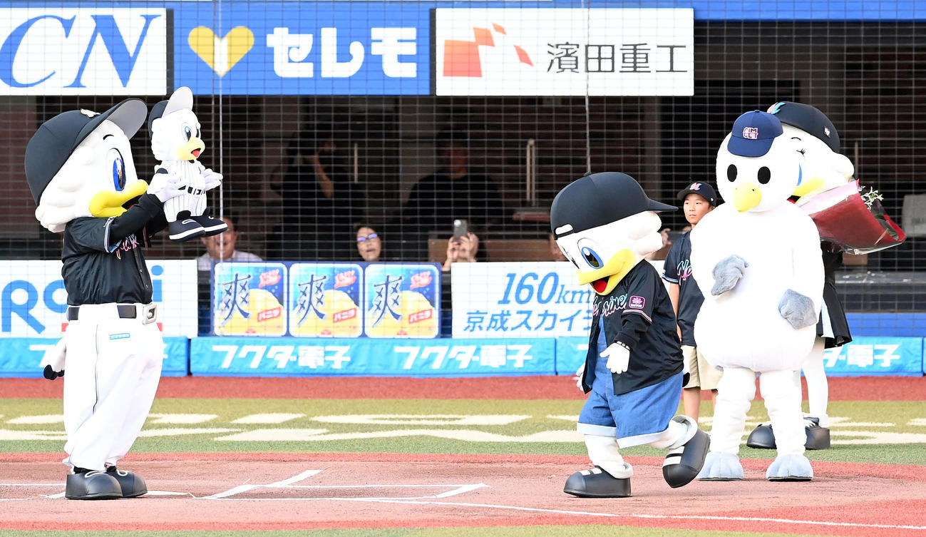 ロッテ対ソフトバンク　ロッテのマスコット・マーくんが出場2000試合出場を達成。記念セレモニーが行われた（撮影・たえ見朱実）