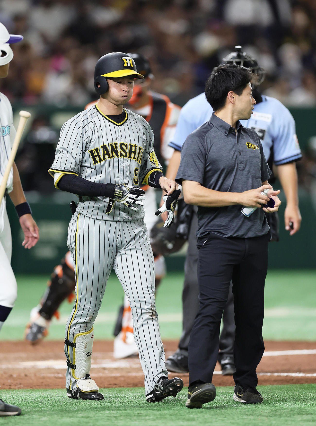 7月2日の巨人戦、死球を受け苦しそうな表情で一塁へと向かう近本