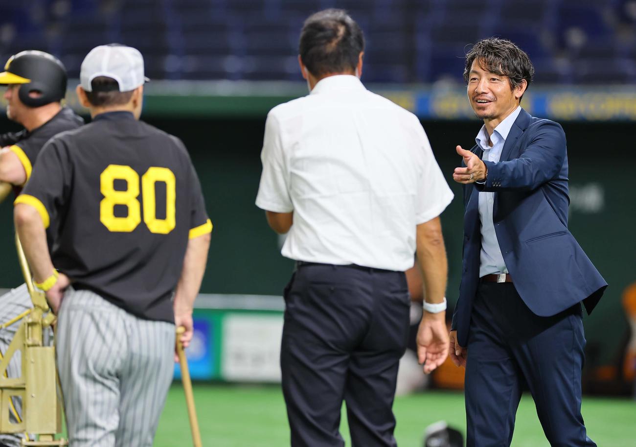 7月2日、東京ドームを訪れ岡田監督（左）ギャオス内藤（中央）と話す本紙評論家の鳥谷氏