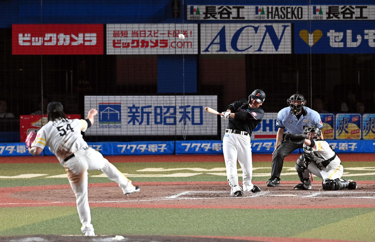 ロッテ対ソフトバンク　9回裏ロッテ2死一塁、サヨナラ2点本塁打を放つ代打角中。投手オスナ（撮影・たえ見朱実）