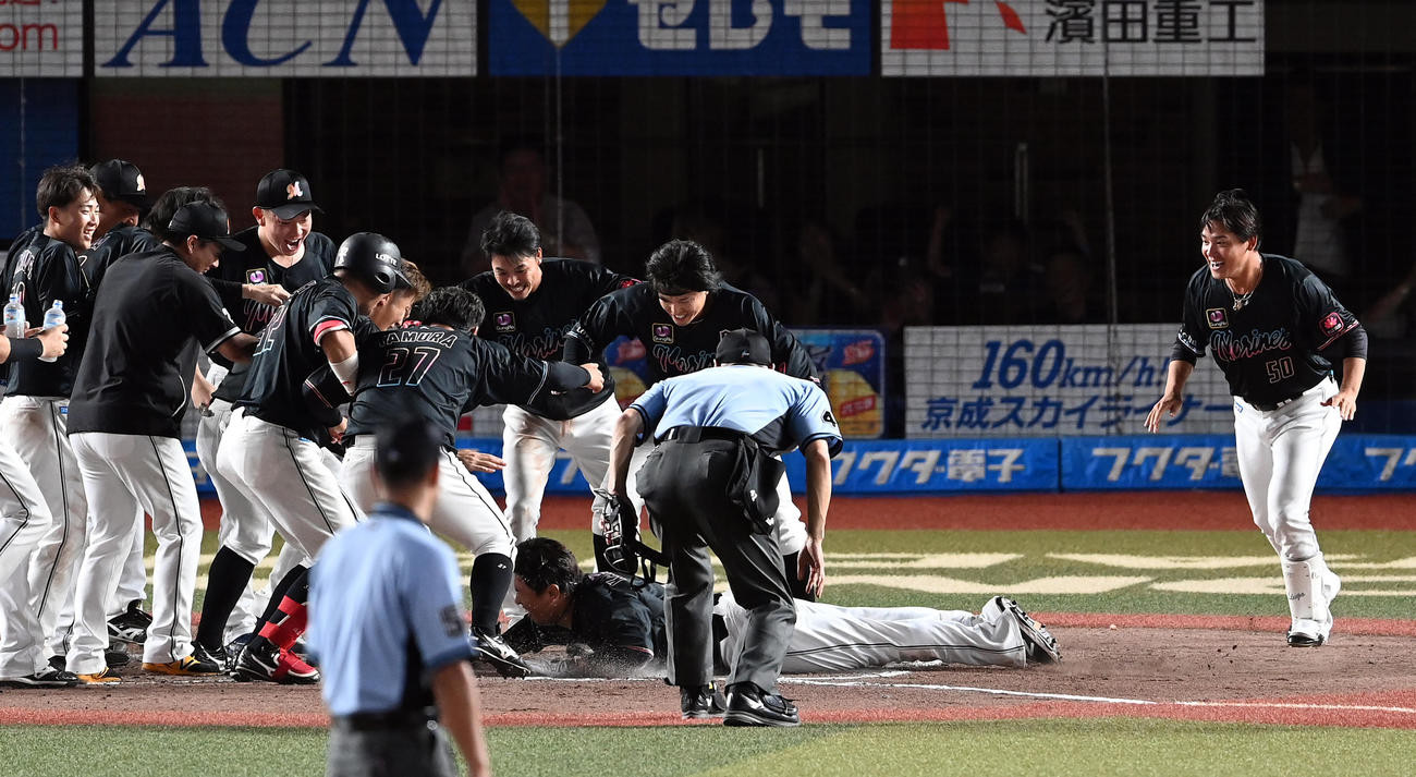 ロッテ対ソフトバンク　9回裏ロッテ2死一塁、サヨナラ2点本塁打を放ち本塁にヘッドスライディングで飛び込む代打角中（撮影・たえ見朱実）