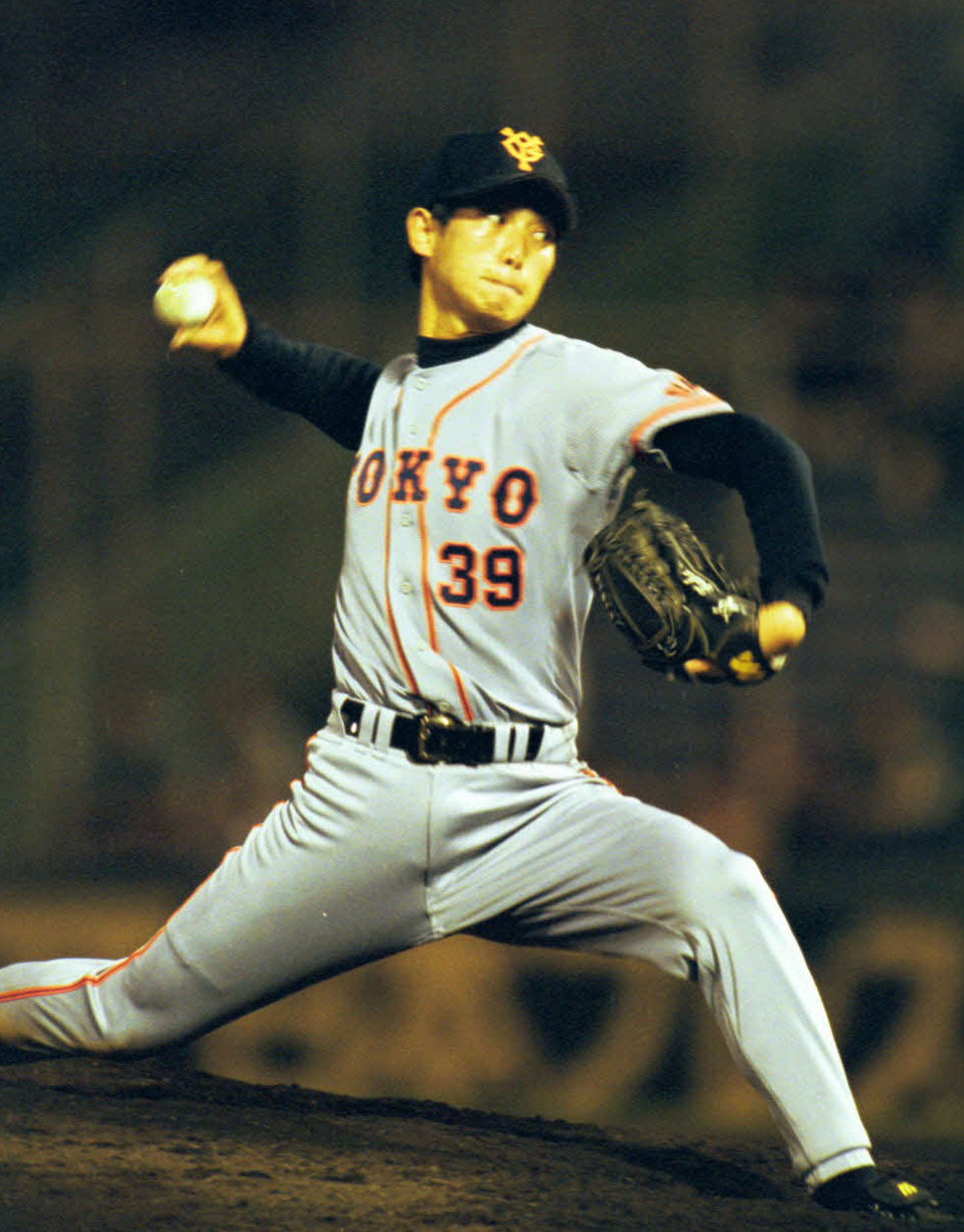 01年5月、広島戦で力投する巨人三浦貴さん