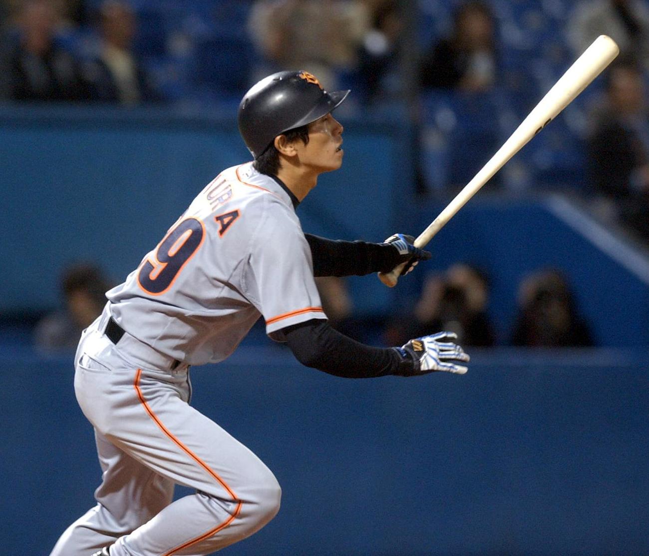 巨人時代、野手に転向した三浦貴さん（2003年10月2日撮影）