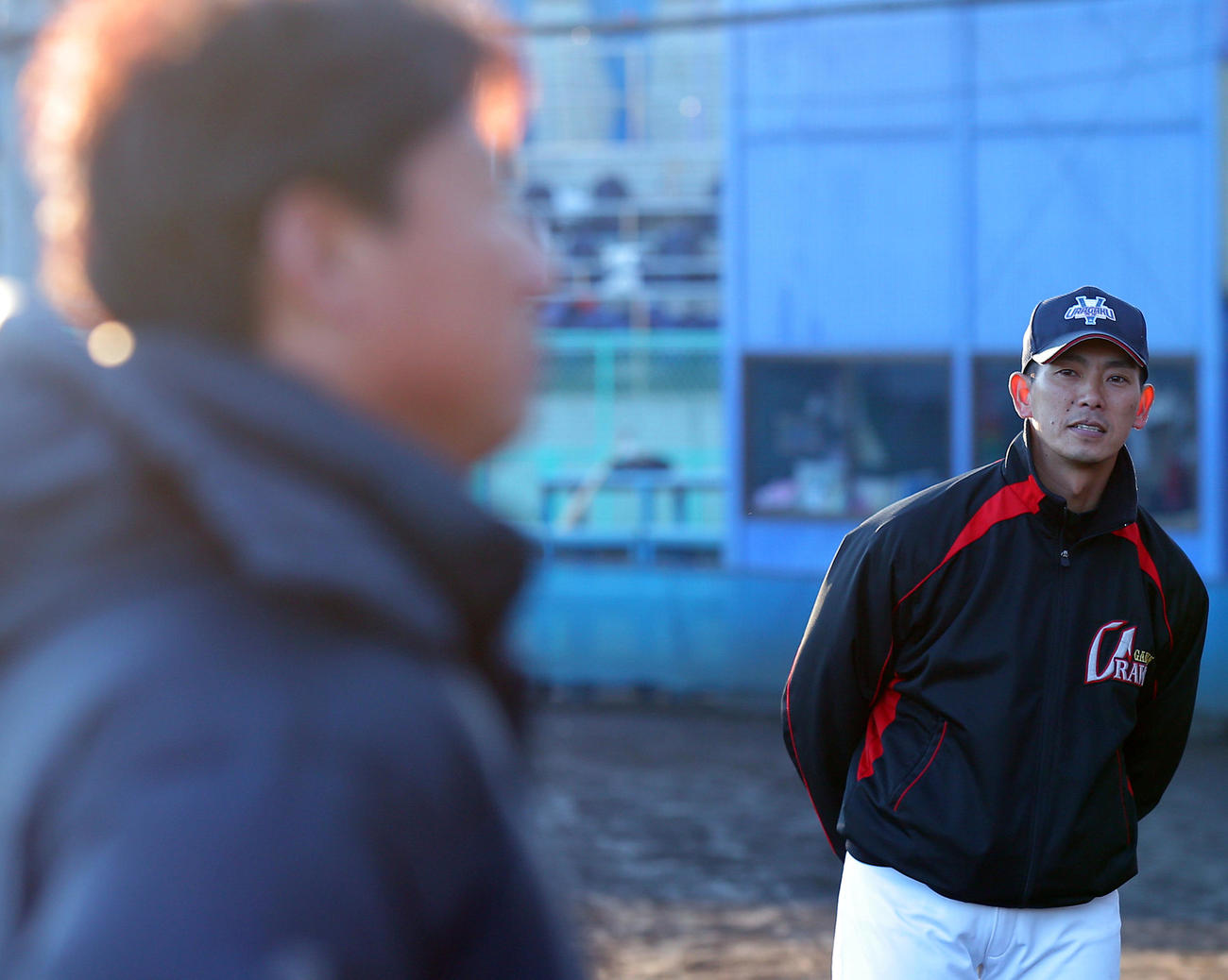 浦和学院で現在コーチを務める元巨人三浦貴さん（右）はインタビューを受ける森監督を遠くから見つめる（2015年1月23日撮影）