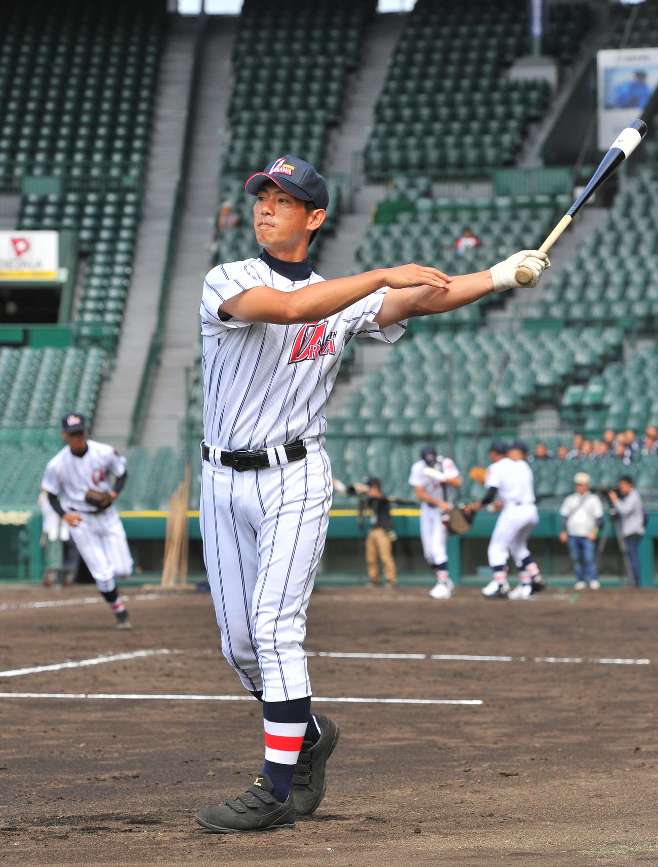 甲子園球場練習でノックをする元巨人の浦和学院・三浦貴コーチ（2013年8月4日撮影）