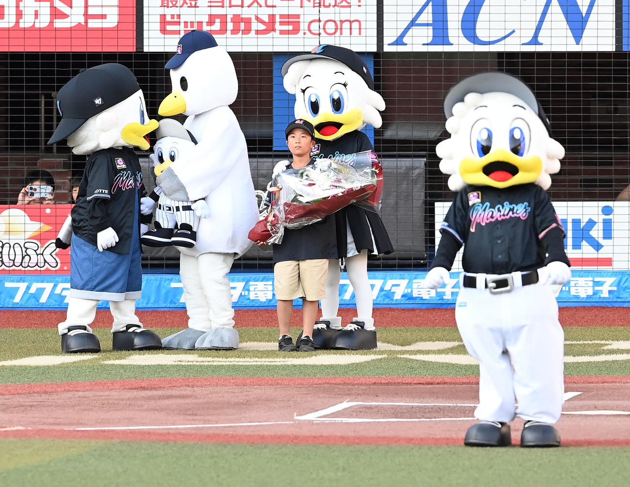 ロッテ対ソフトバンク　ロッテのマスコット・マーくんが出場2000試合出場を達成（撮影・たえ見朱実）