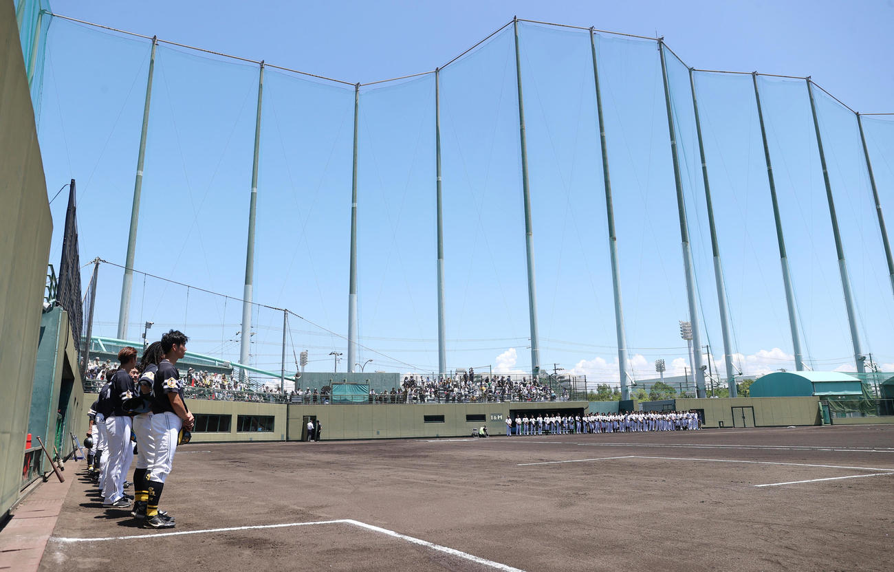 ウエスタン・リーグ阪神対ソフトバンク　故・横田慎太郎さんをしのんで黙とうする両チーム（撮影・上山淳一）