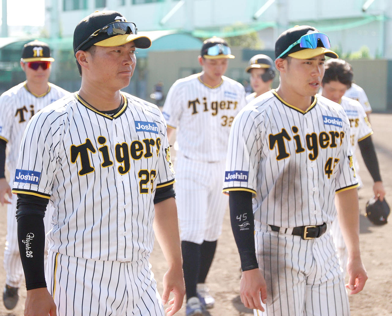 ウエスタン・リーグ阪神対ソフトバンク　試合を終えスタンドにあいさつしベンチへ向かう阪神北條（手前左）らナイン（撮影・上山淳一）