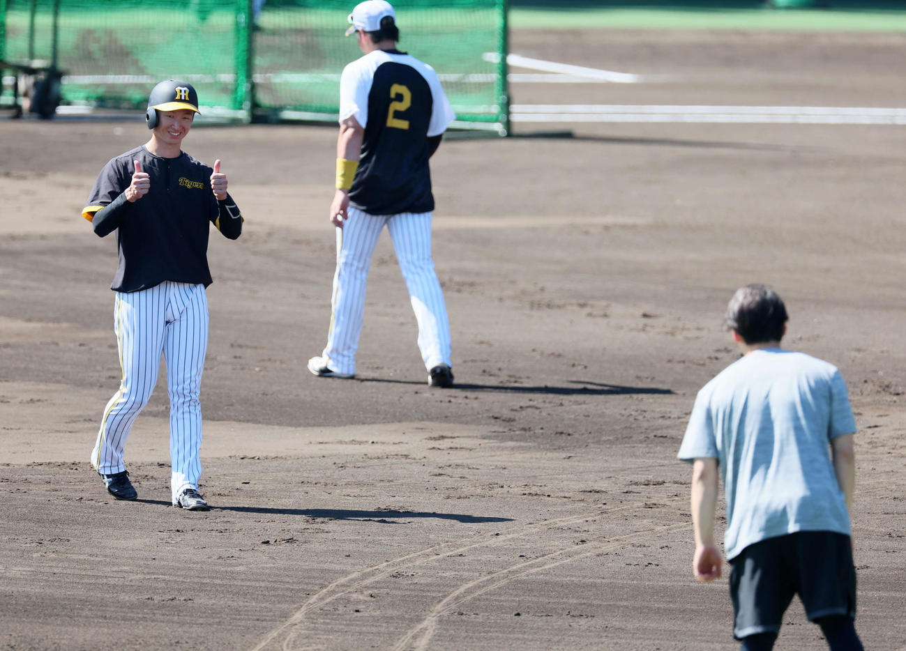 阪神対巨人　先の死球をうけおわびのために駆け寄った巨人高梨（右）にサムズアップポーズで笑顔を見せる近本（撮影・加藤哉）