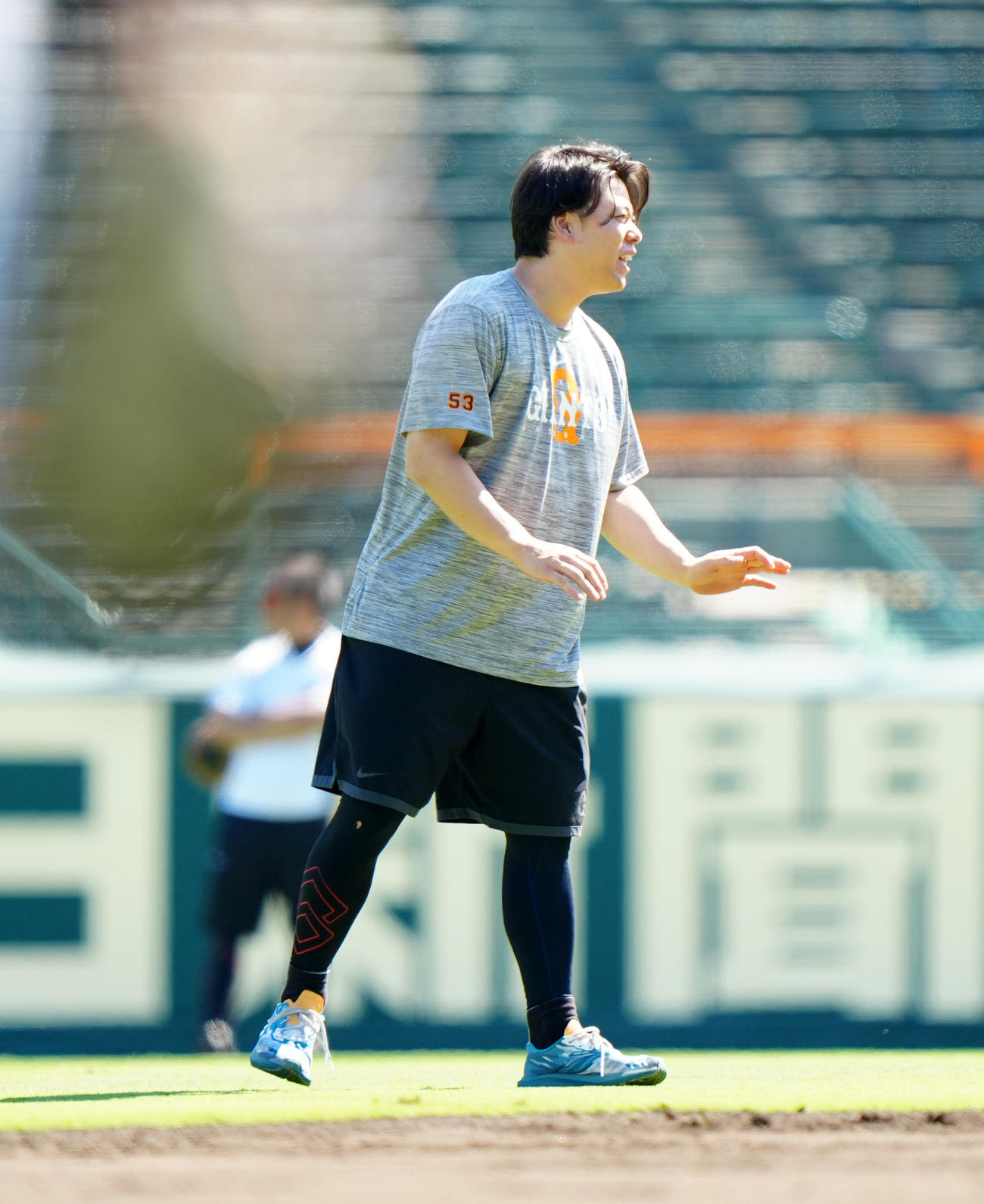 阪神対巨人　試合前、阪神近本に謝罪する巨人高梨（撮影・江口和貴）