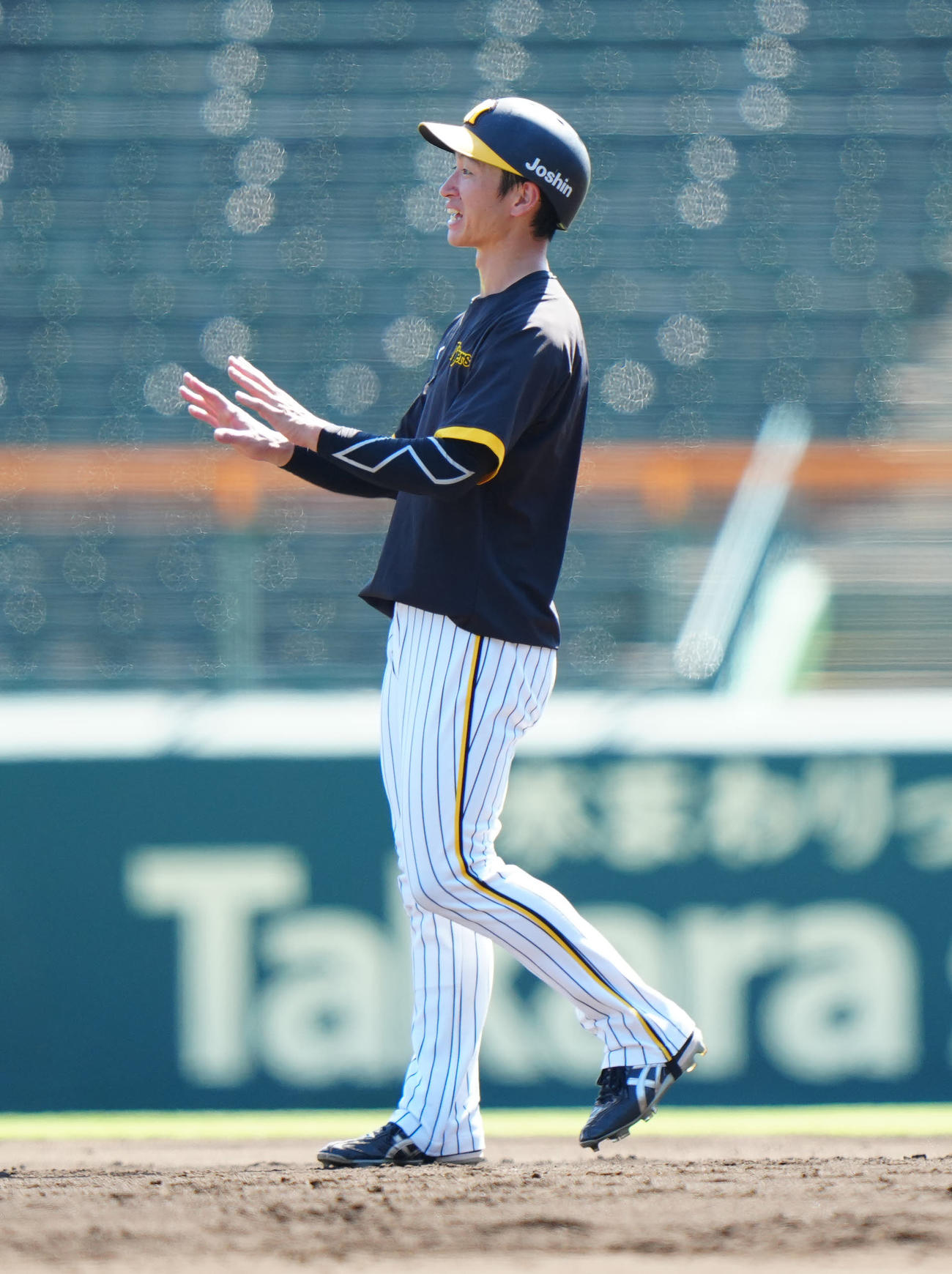 阪神対巨人　試合前、巨人高梨から謝罪を受ける阪神近本（撮影・江口和貴）
