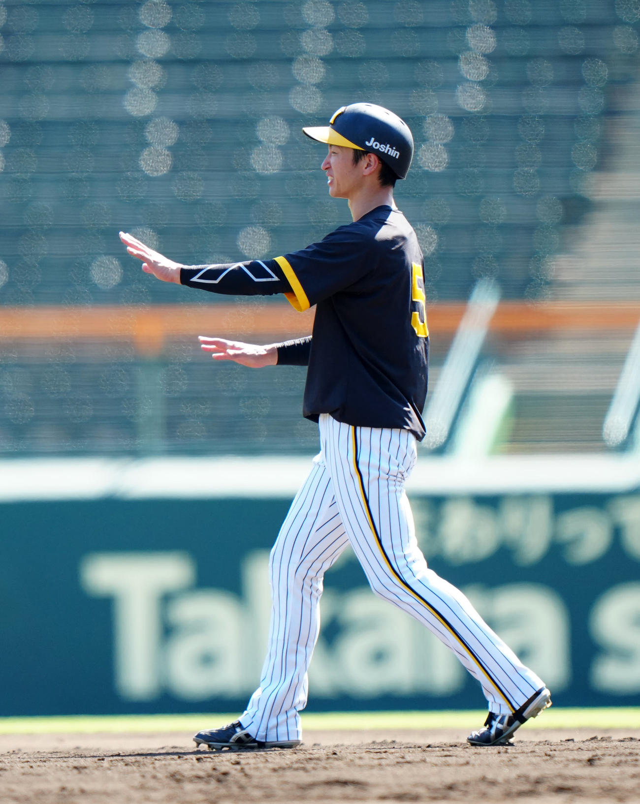 阪神対巨人　試合前、巨人高梨から謝罪を受ける阪神近本（撮影・江口和貴）
