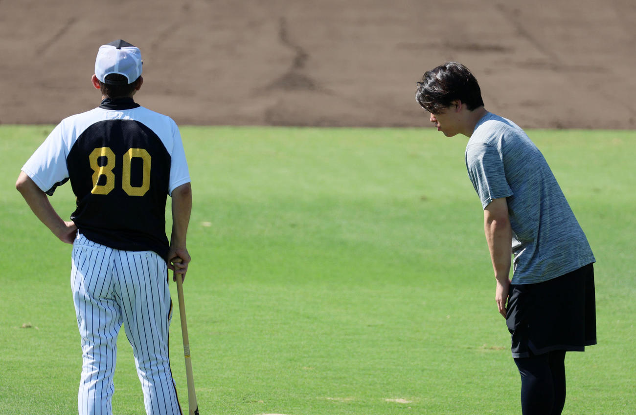 阪神対巨人　近本への死球をうけ岡田監督（左）に頭を下げる巨人高梨（撮影・加藤哉）