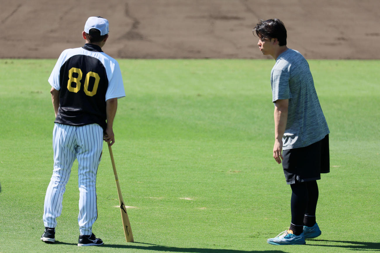 阪神対巨人　近本への死球をうけ岡田監督（左）のもとへあいさつに訪れた巨人高梨（撮影・加藤哉）