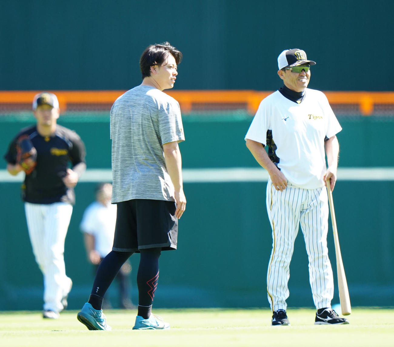 阪神対巨人　試合前、阪神岡田監督（右）にあいさつする巨人高梨（撮影・江口和貴）