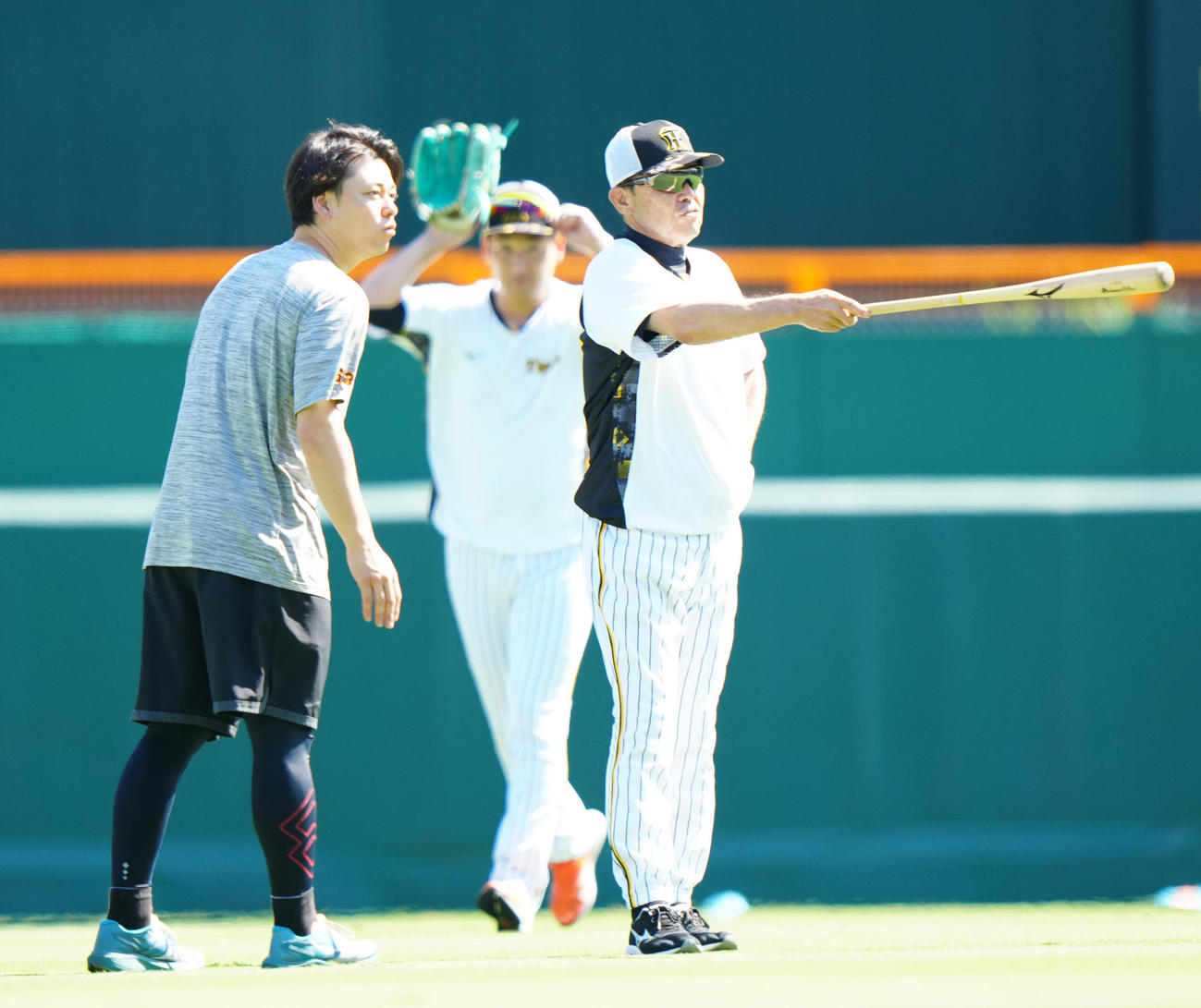 阪神対巨人　試合前、阪神岡田監督（右）にあいさつする巨人高梨（撮影・江口和貴）