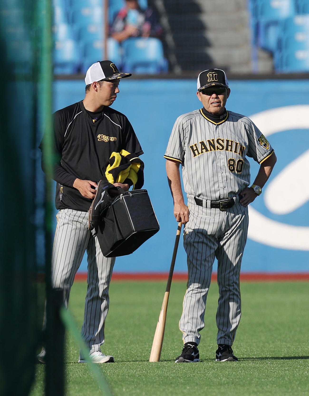 7月23日　ヤクルト対阪神　試合前、外野で話し込む阪神青柳（左）と岡田監督
