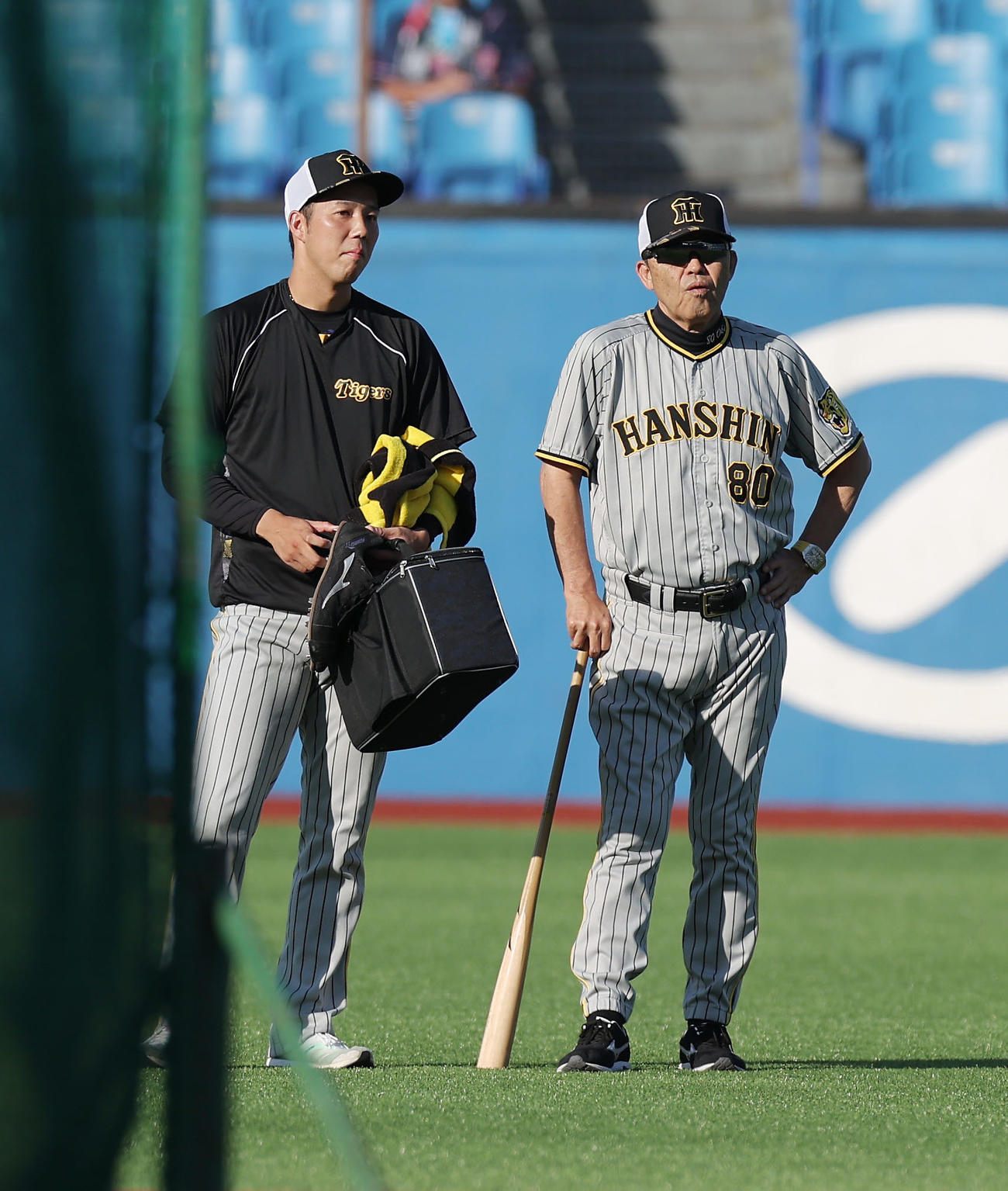 7月23日　ヤクルト対阪神　試合前、外野で話し込む阪神青柳（左）と岡田監督