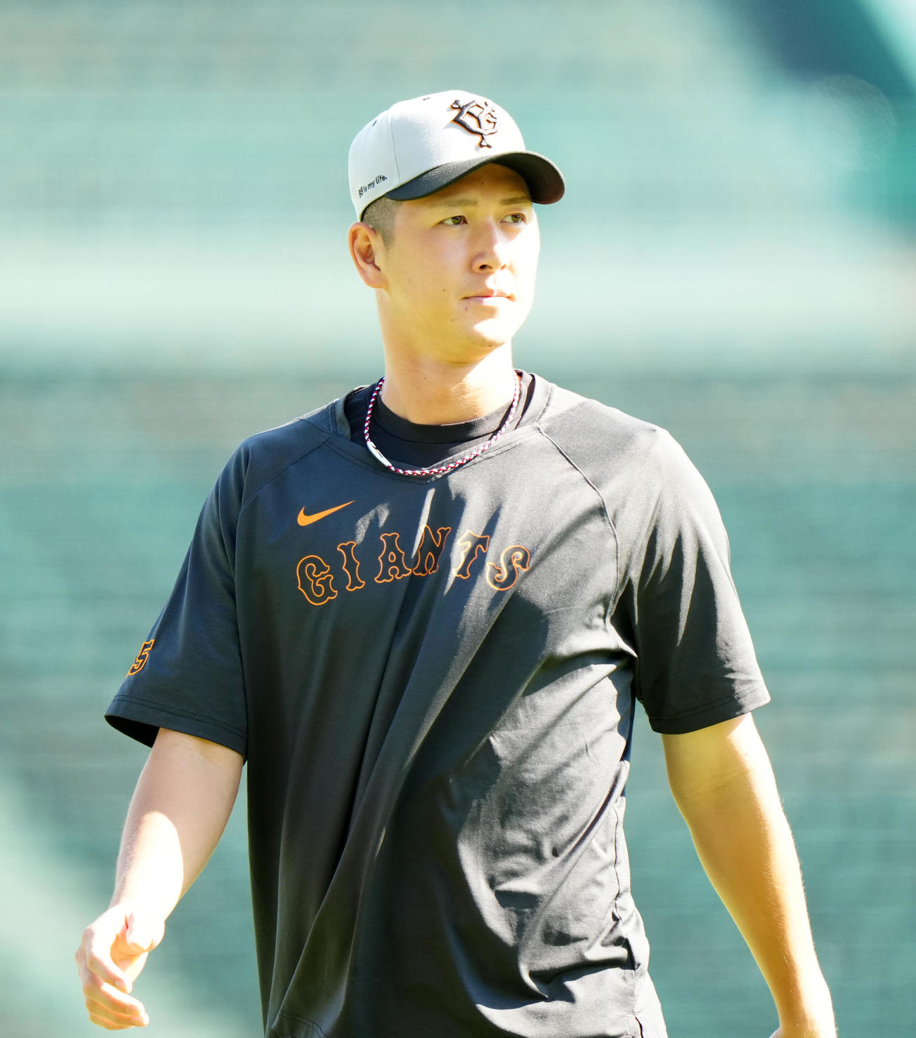 阪神対巨人　試合前練習に臨む巨人秋広（撮影・江口和貴）