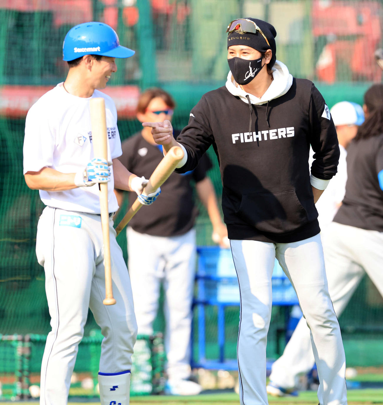 楽天対日本ハム　試合前、松本剛（左）に話し掛ける日本ハム新庄監督（撮影・浅見桂子）
