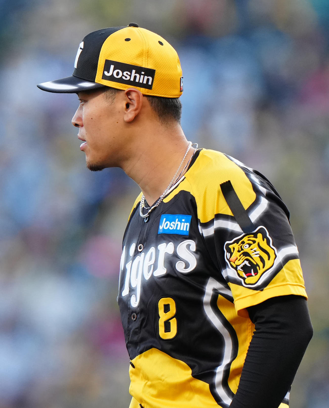 阪神対巨人　1回表、喪章をつける阪神三塁手佐藤輝（撮影・江口和貴）