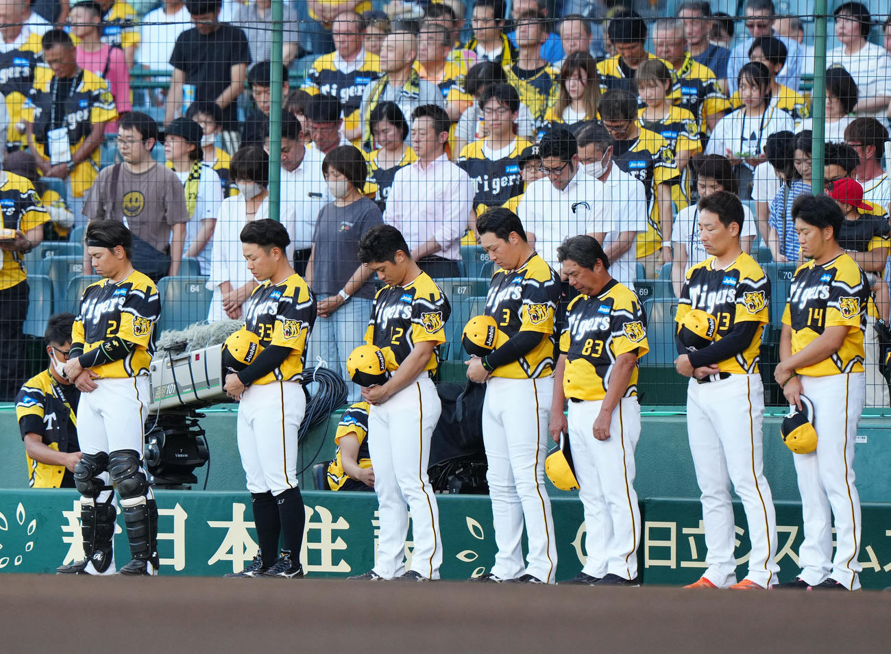 阪神対巨人　試合前、故横田慎太郎さんの追悼セレモニーが行われ、黙とうを捧げる梅野（左端）ら阪神の選手たち（撮影・江口和貴）