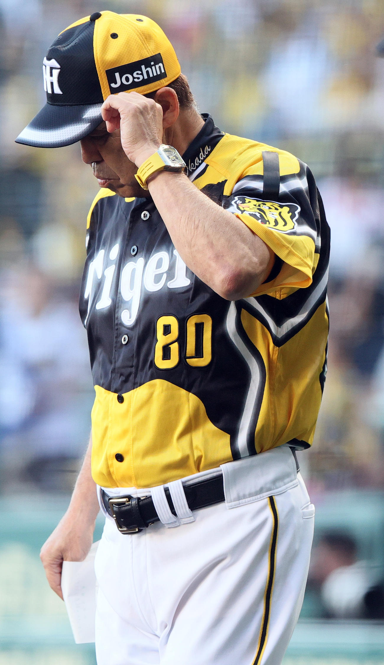 阪神対巨人　故・横田慎太郎さんをしのんで喪章をつけ試合に臨む阪神岡田監督（撮影・上山淳一）