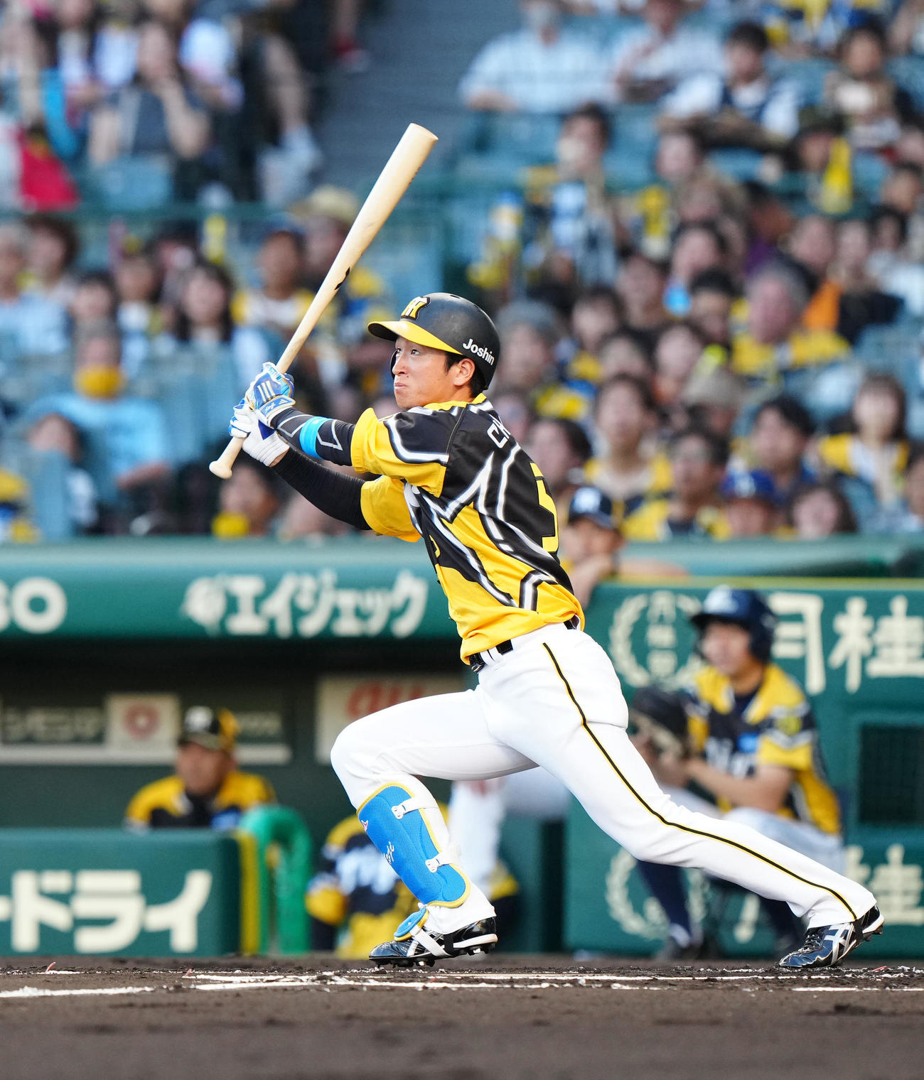 阪神対巨人　1回裏阪神無死、中前打を放つ近本（撮影・江口和貴）