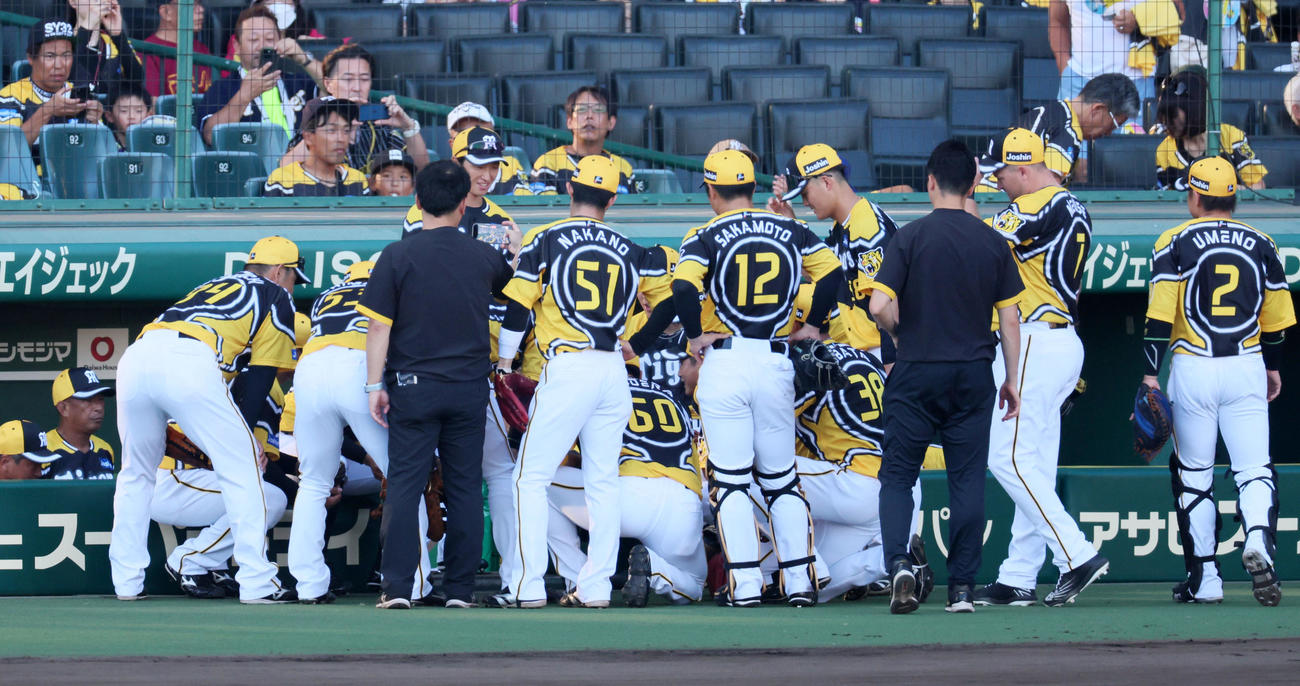 阪神対巨人　近本が試合前の円陣で声出しを行った（撮影・加藤哉）