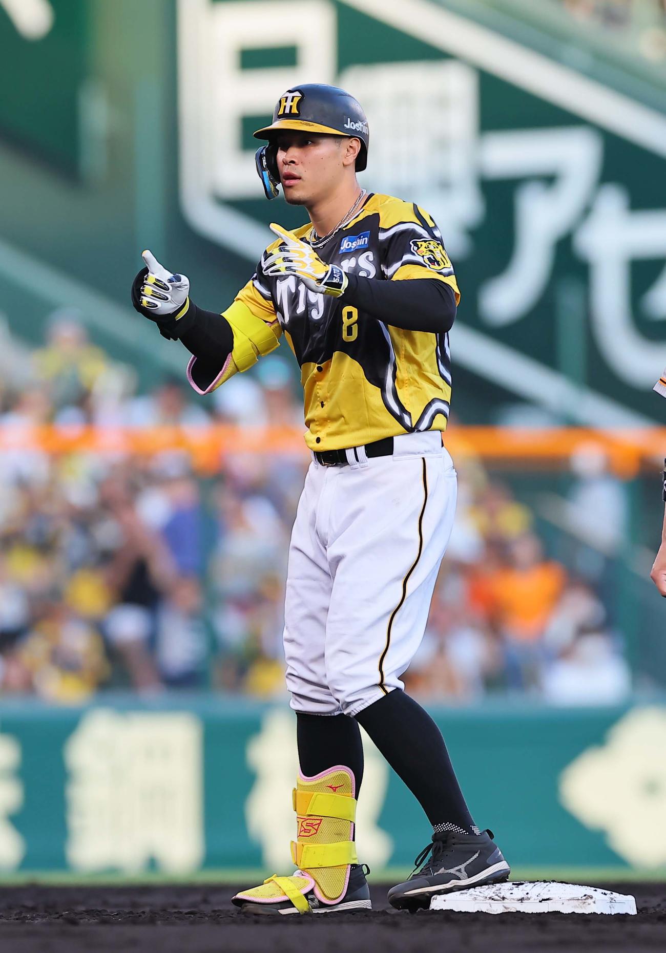 阪神対巨人　1回裏阪神2死一、二塁、佐藤輝は右翼線へ先制適時二塁打を放つ（撮影・上田博志）