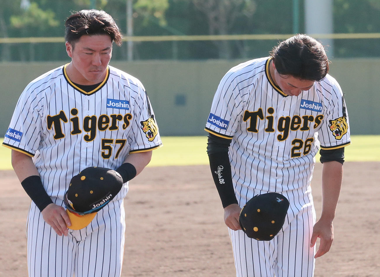 ウエスタン・リーグ阪神対ソフトバンク　試合を終えスタンドにあいさつする阪神長坂（左）と阪神北條（撮影・上山淳一）