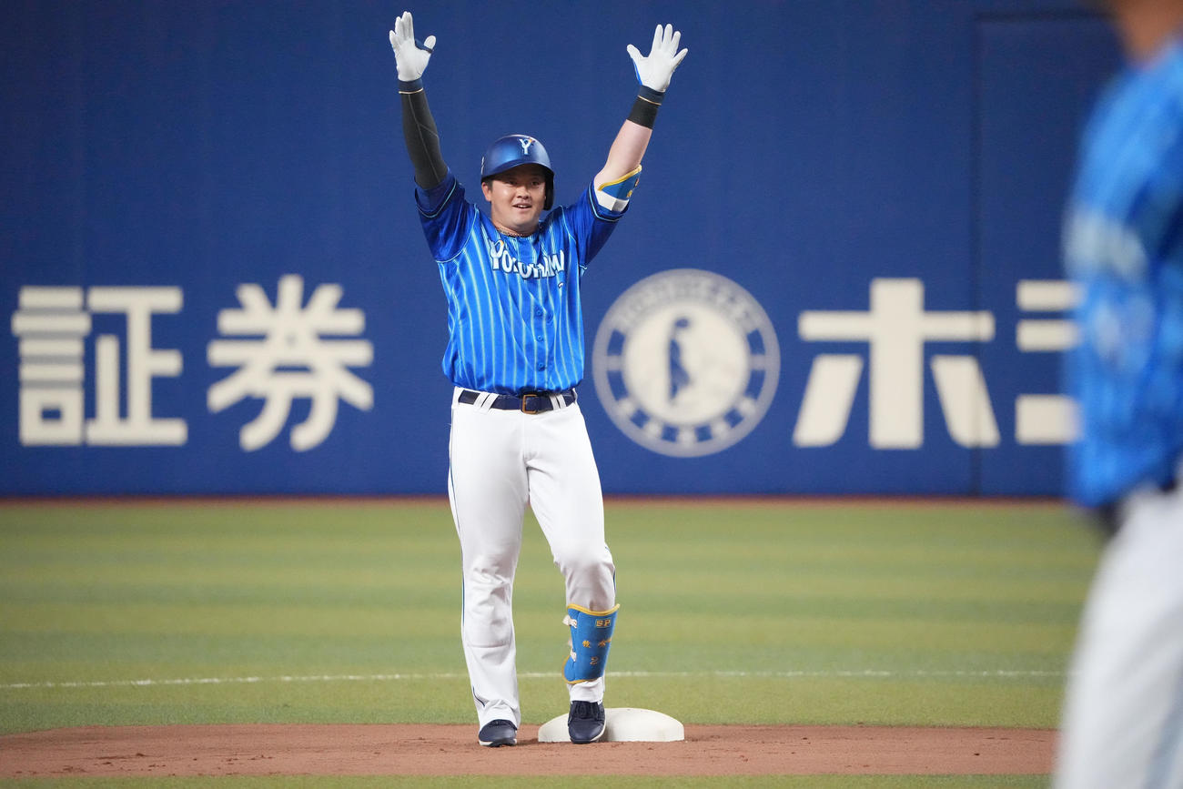 中日対DeNA 1回表DeNA無死一、二塁、左適時二塁打を放った牧秀悟（撮影・森本幸一）