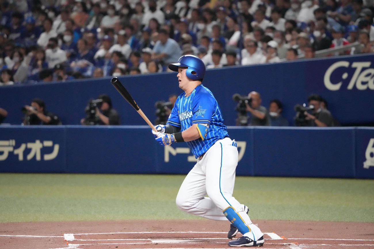 中日対DeNA 1回表DeNA無死一、二塁、左適時二塁打を放つ牧秀悟（撮影・森本幸一）