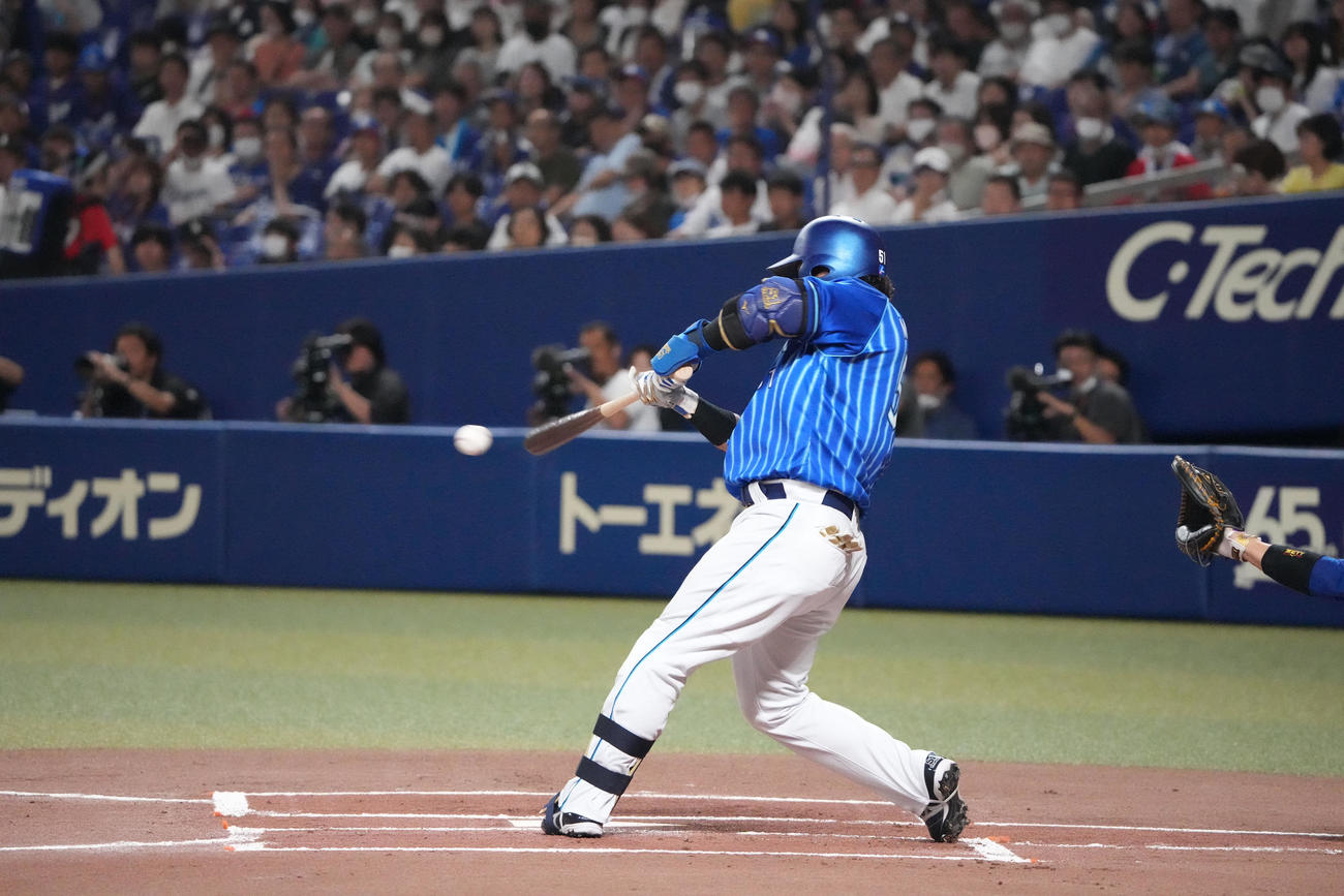 中日対DeNA 1回表DeNA無死一、三塁、左前適時打を放つ宮崎（撮影・森本幸一）
