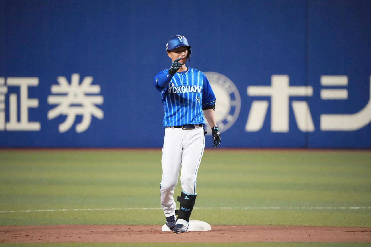 中日対DeNA 1回表DeNA1死二、三塁、左2点適時二塁打を放った大和（撮影・森本幸一）