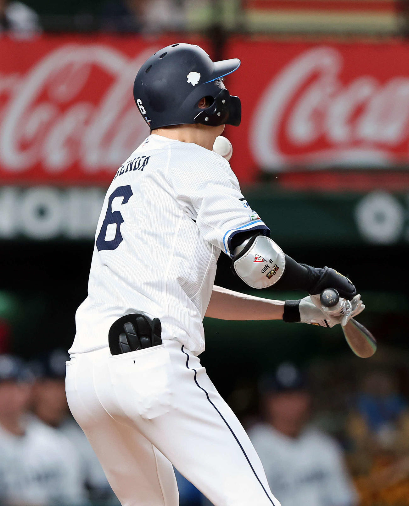 西武対ロッテ　3回裏西武無死、源田は死球になる（撮影・鈴木正人）