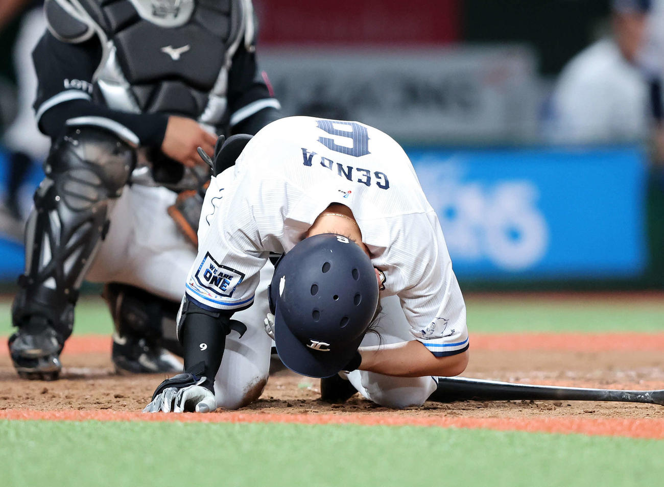 西武対ロッテ　3回裏西武無死、源田は死球で倒れる（撮影・鈴木正人）