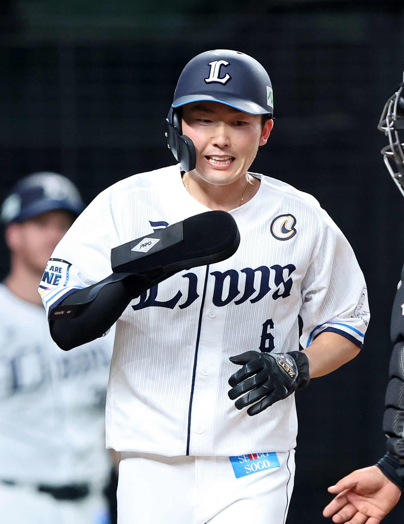 西武対ロッテ　3回裏西武無死、源田は死球で治療を受け鼻に絆創膏して復帰する（撮影・鈴木正人）