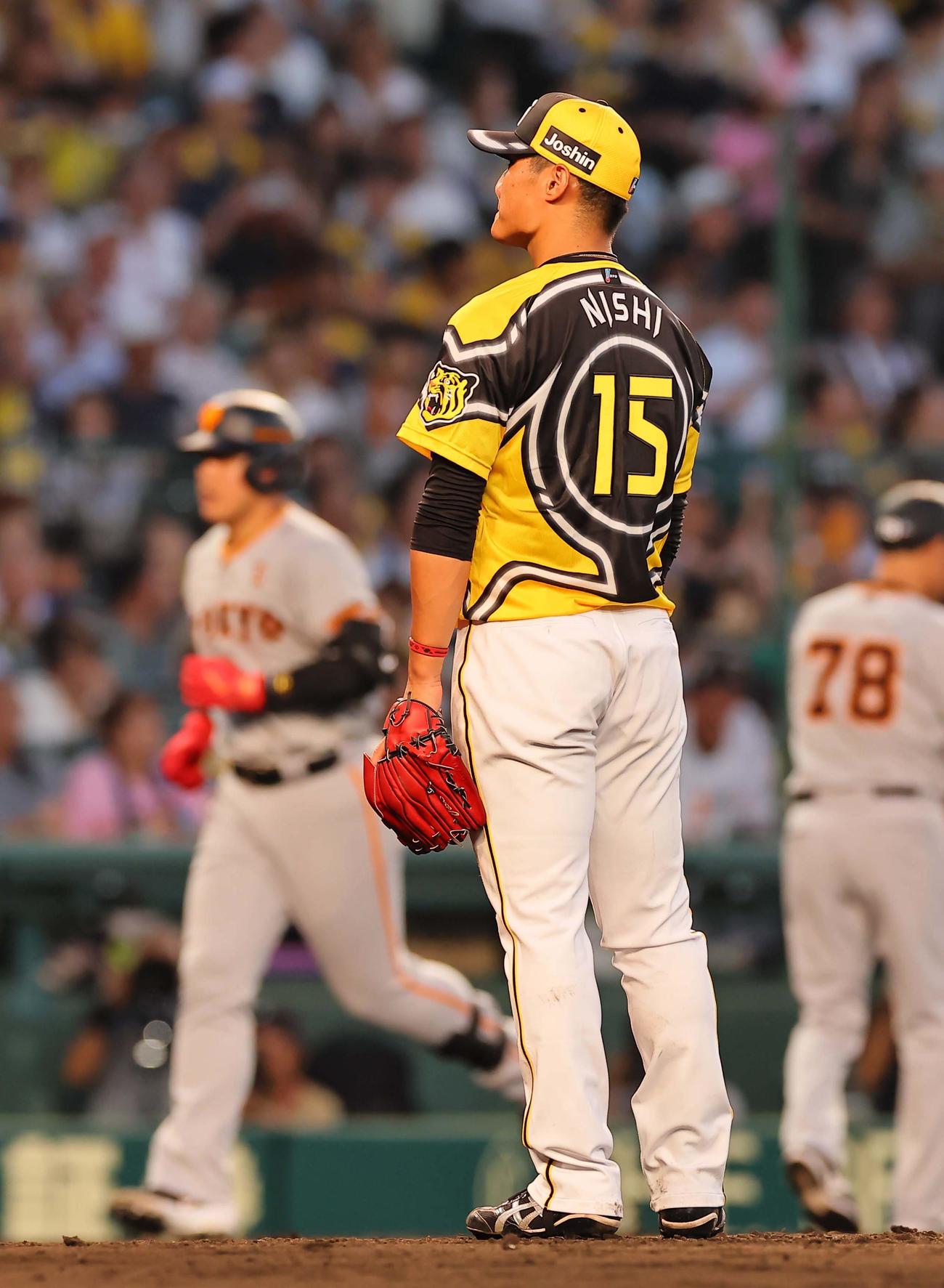 阪神対巨人　4回表巨人無死、西純（右）は岡本和に左越え同点ソロ本塁打を浴びる（撮影・上田博志）