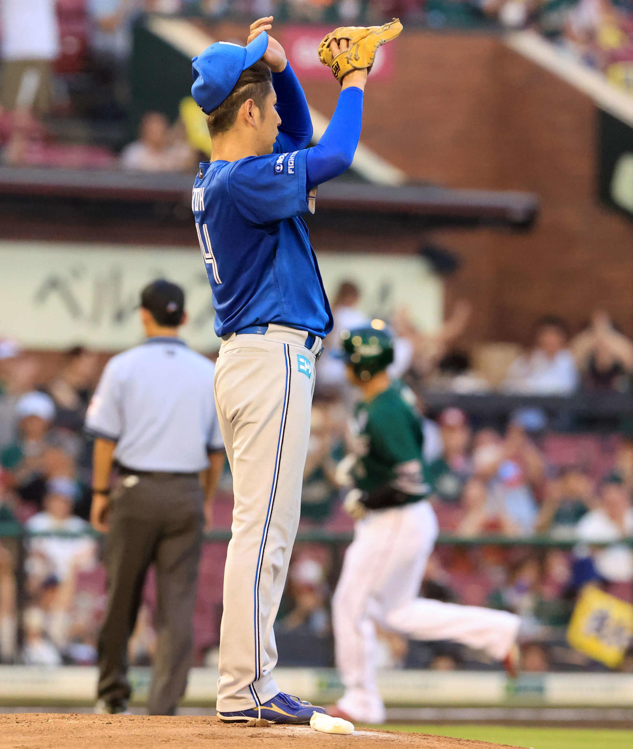 楽天対日本ハム　1回裏楽天2死二塁、浅村（後方）に左越え先制2点本塁打を許した加藤貴（撮影・浅見桂子）