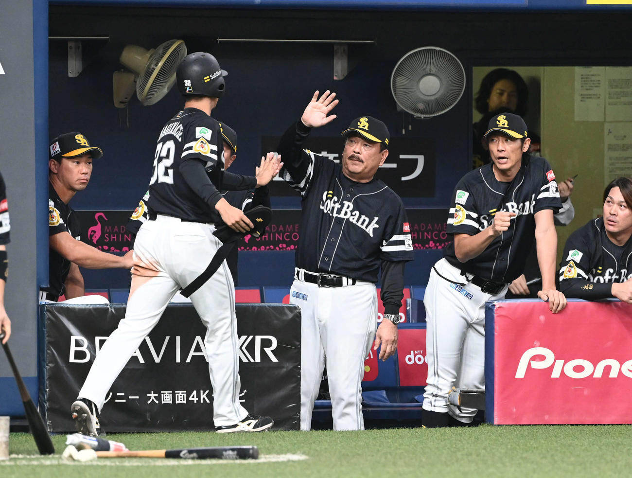 オリックス対ソフトバンク　3回表ソフトバンク1死三塁、牧原大の二ゴロで柳町（左から2人目）が生還しハイタッチする藤本監督（中央）（撮影・和賀正仁）