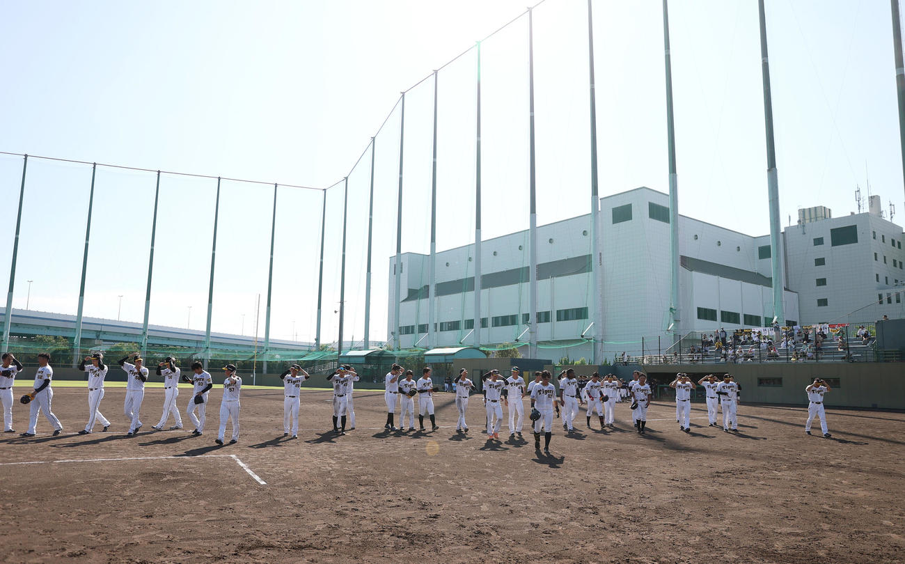 ウエスタン・リーグ阪神対ソフトバンク　故・横田慎太郎さんの追悼試合を終えスタンドにあいさつする阪神ナイン（撮影・上山淳一）