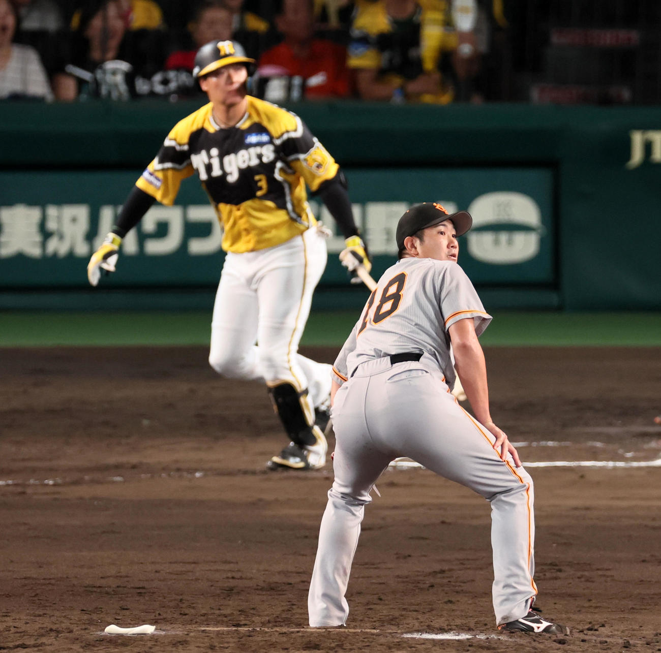 阪神対巨人　6回裏阪神1死一塁、菅野は大山に左越え2点本塁打を浴びる（撮影・加藤哉）
