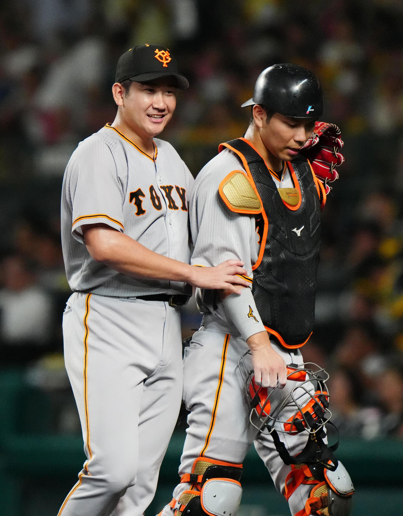 阪神対巨人　5回裏終了後、ベンチに引き揚げる巨人菅野（左）と捕手大城卓（撮影・江口和貴）