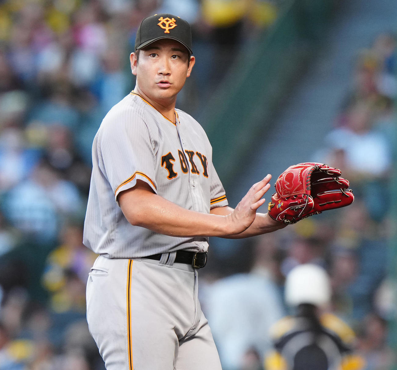 阪神対巨人　1回裏終了後、ベンチに引き揚げる巨人先発の菅野（撮影・江口和貴）