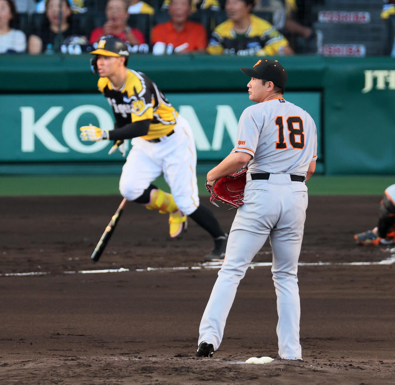 阪神対巨人　1回裏阪神2死一、二塁、菅野は佐藤輝に右適時二塁打を打たれ失点する（撮影・加藤哉）
