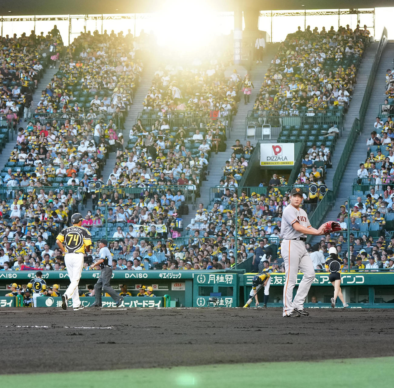 阪神対巨人　1回裏終了後、ベンチに引き揚げる巨人先発の菅野（撮影・江口和貴）