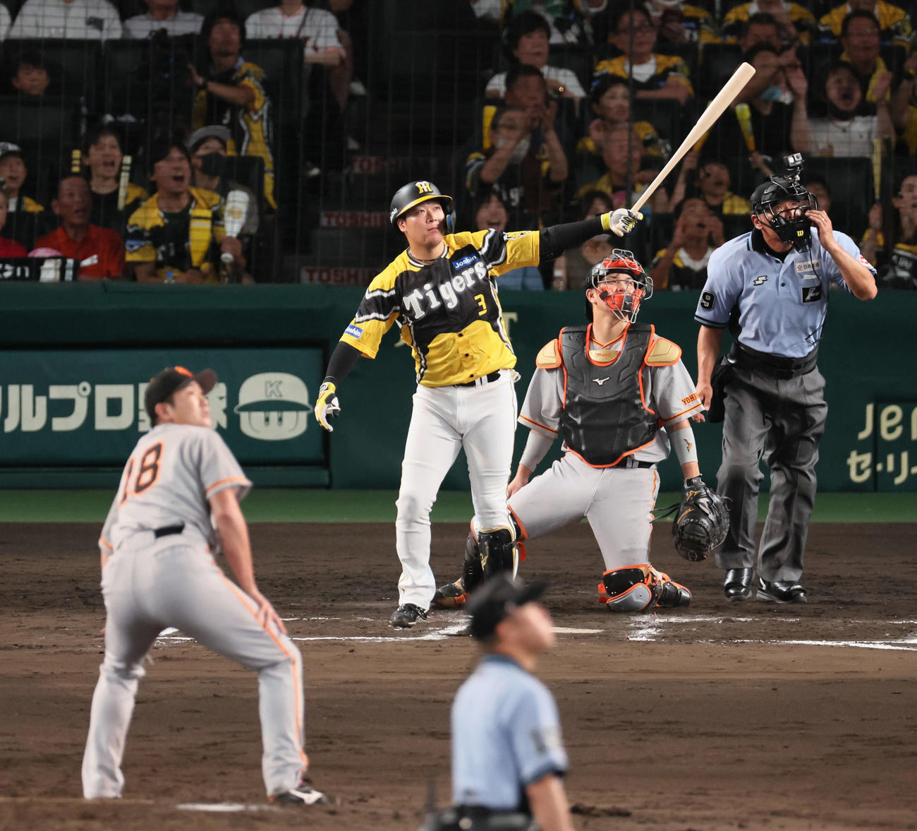 阪神対巨人　6回裏阪神1死一塁、大山は左越え2点本塁打を放つ。投手菅野（撮影・加藤哉）