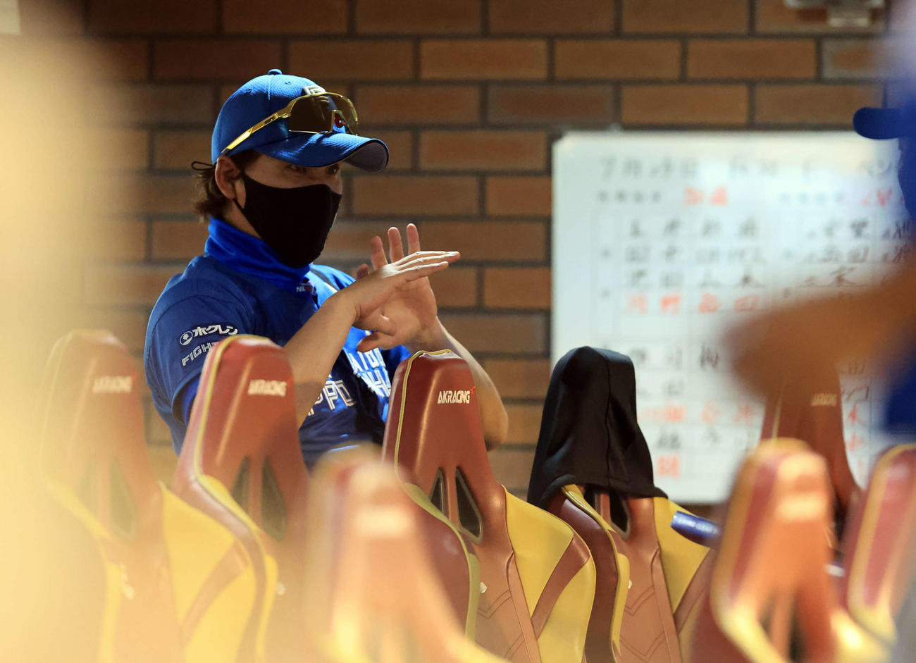 楽天対日本ハム　ベンチで手を交差させながら戦況を見つめる新庄監督（撮影・浅見桂子）